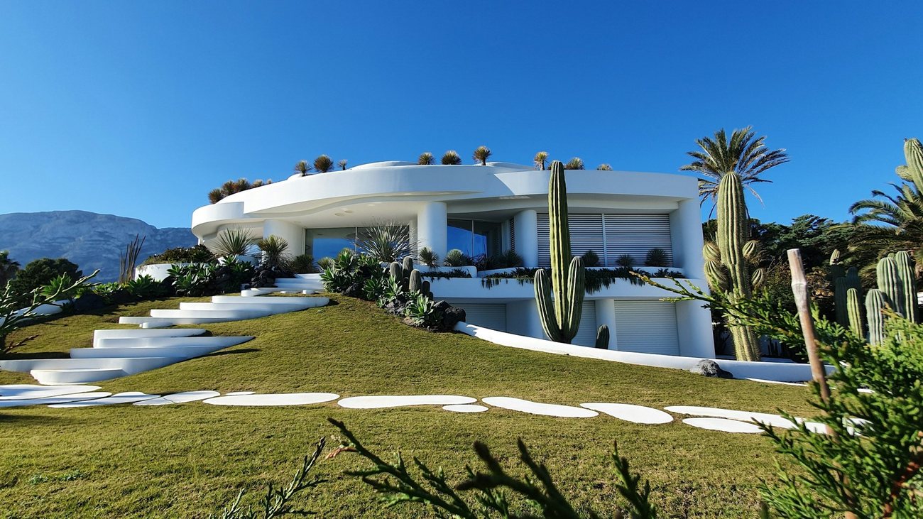 Imagen ilustrativa de una vivienda prefabricada de estilo mediterráneo con piscina
